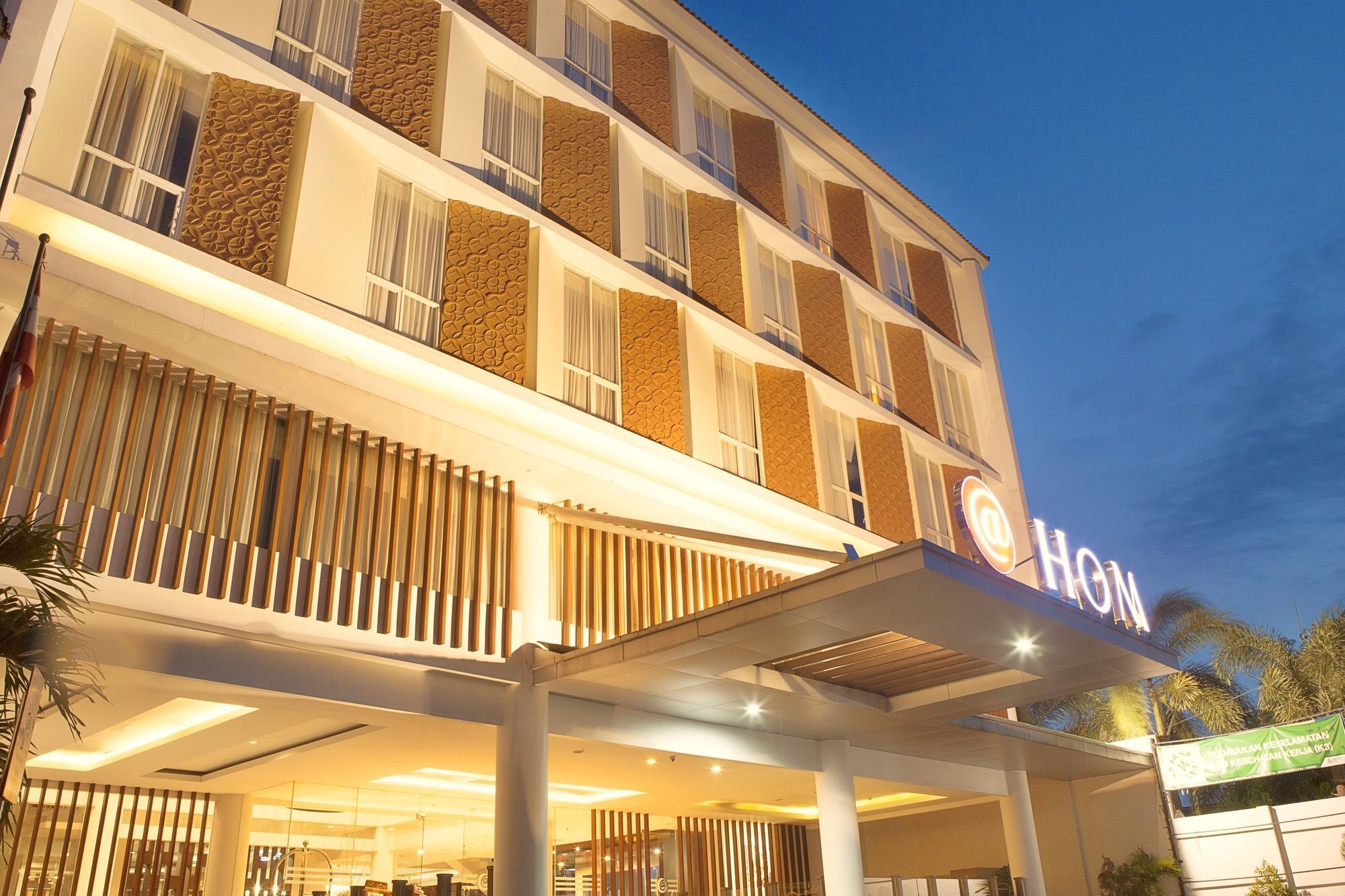 Luxury Malioboro Hotel Γιογκιακάρτα Εξωτερικό φωτογραφία